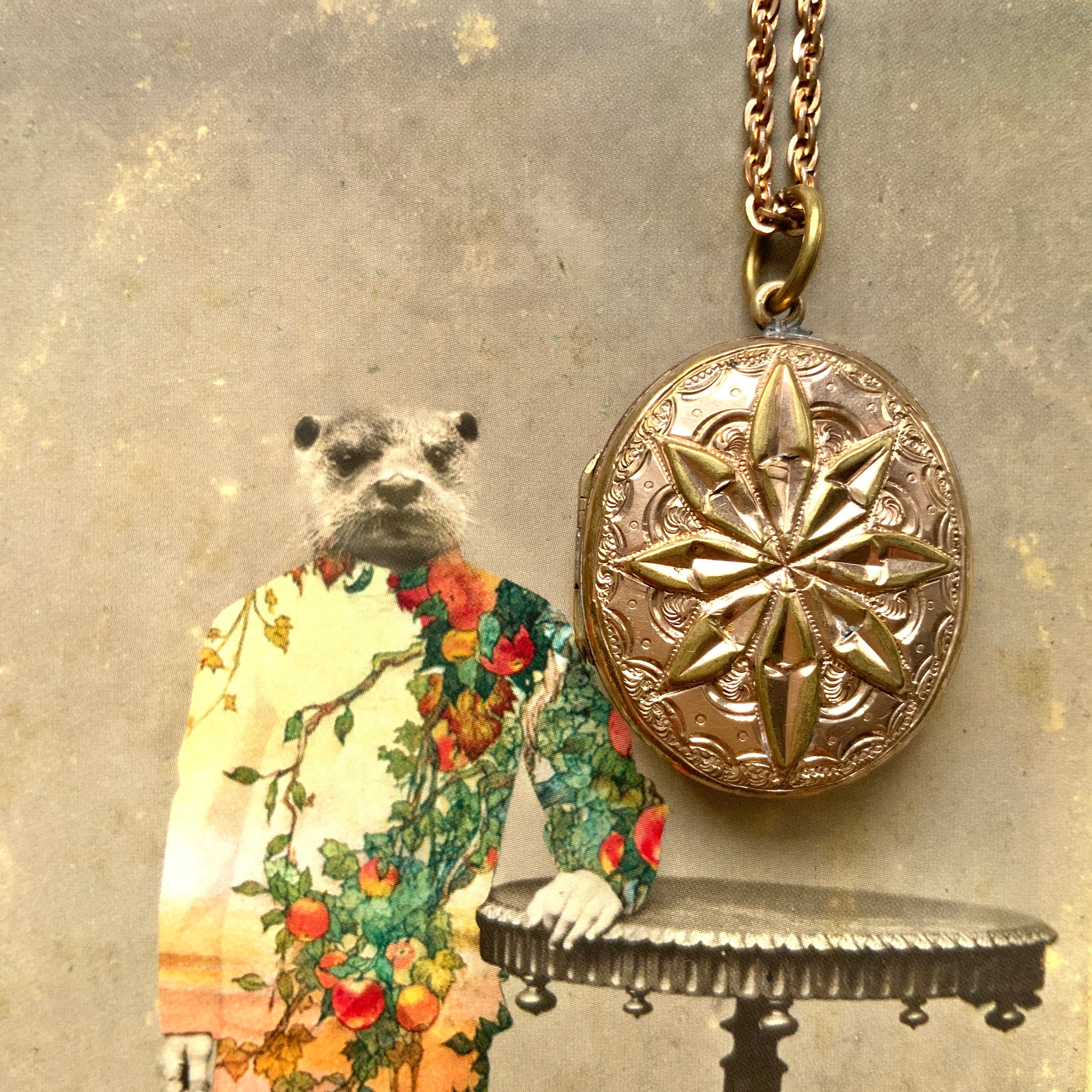 A rolled gold locket pendant necklace featuring a beautifully embossed starburst motif. スターバーストモチーフが立体的にエンボスされた、ロールドゴールドのロケットペンダントネックレス。