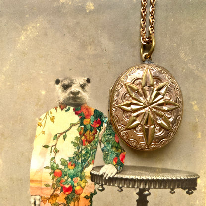 A rolled gold locket pendant necklace featuring a beautifully embossed starburst motif. スターバーストモチーフが立体的にエンボスされた、ロールドゴールドのロケットペンダントネックレス。