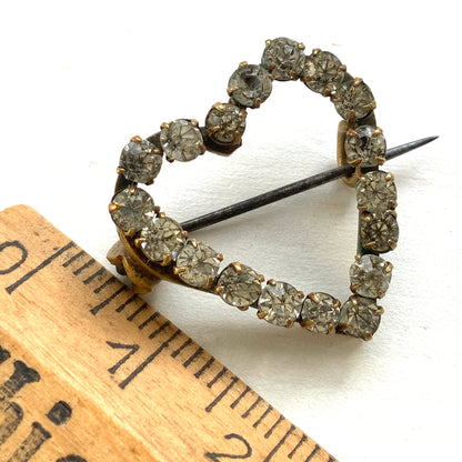 A mini open-heart brooch set with clear rhinestones. クリアラインストーンを連ねた、オープンハートのミニブローチ。