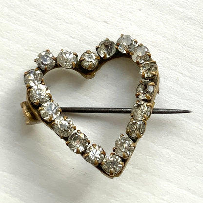 A mini open-heart brooch set with clear rhinestones. クリアラインストーンを連ねた、オープンハートのミニブローチ。