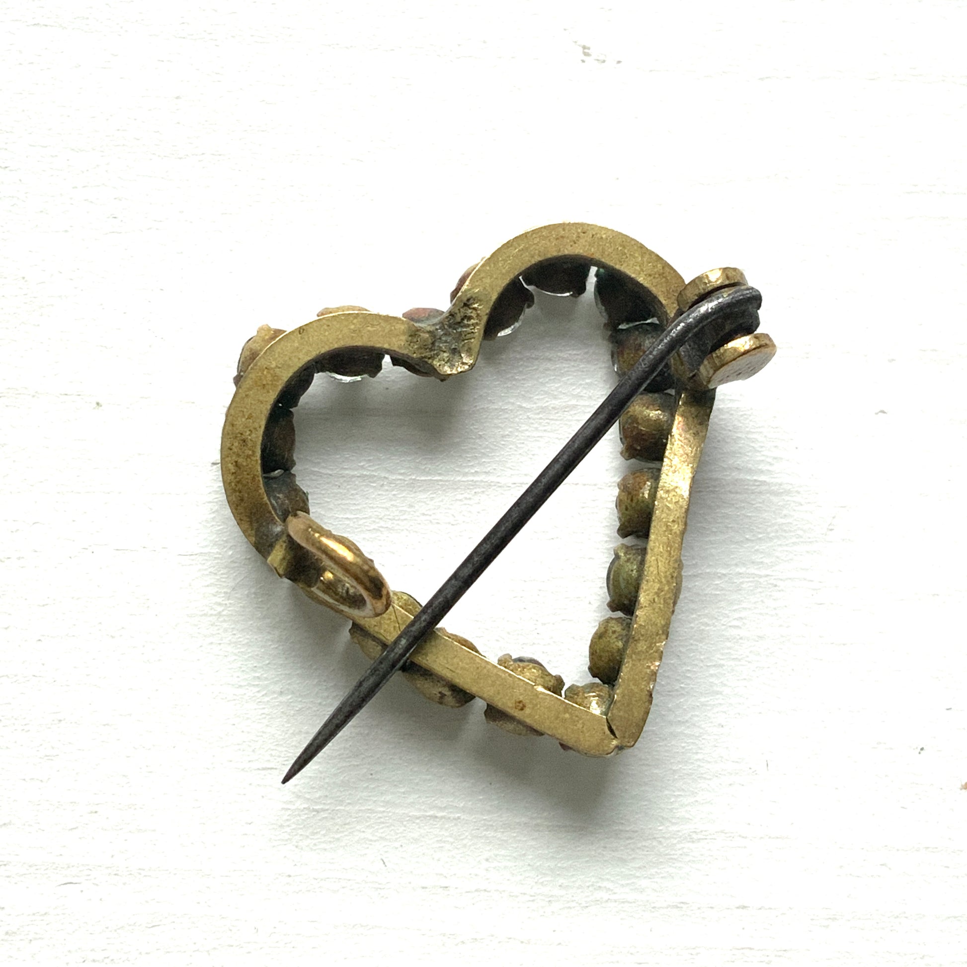 A mini open-heart brooch set with clear rhinestones. クリアラインストーンを連ねた、オープンハートのミニブローチ。