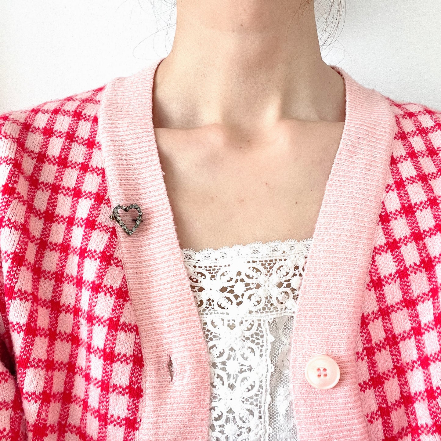 A mini open-heart brooch set with clear rhinestones. クリアラインストーンを連ねた、オープンハートのミニブローチ。