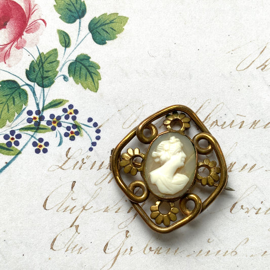 A brooch set with a small shell cameo within a beautiful openwork frame. 美しいオープンワークのフレームに、小さなシェルカメオを収めたブローチ。