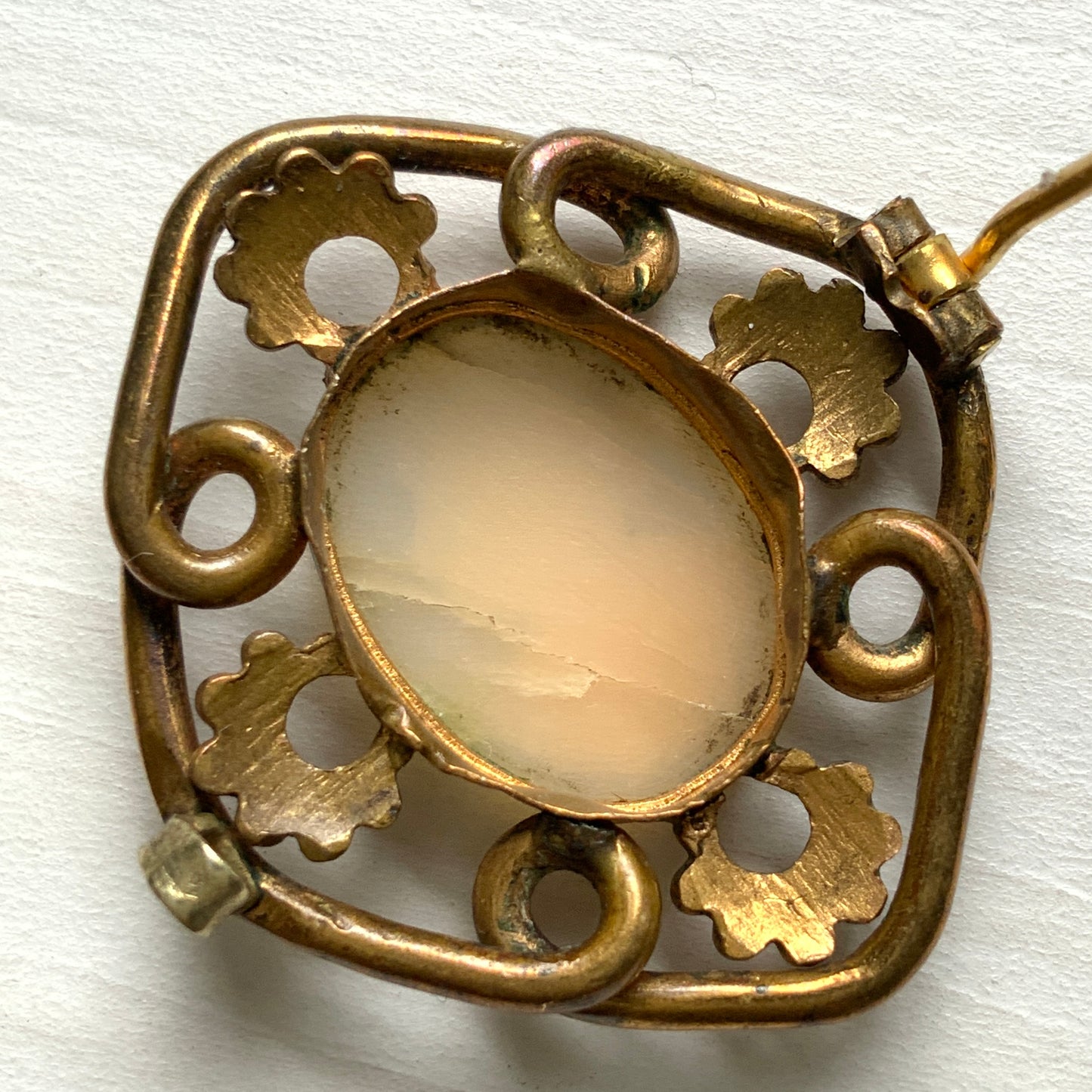A brooch set with a small shell cameo within a beautiful openwork frame. 美しいオープンワークのフレームに、小さなシェルカメオを収めたブローチ。