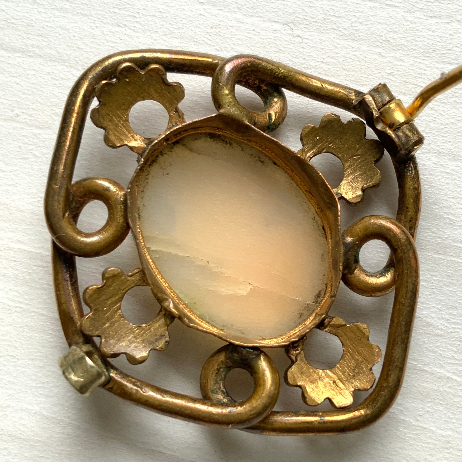 A brooch set with a small shell cameo within a beautiful openwork frame. 美しいオープンワークのフレームに、小さなシェルカメオを収めたブローチ。