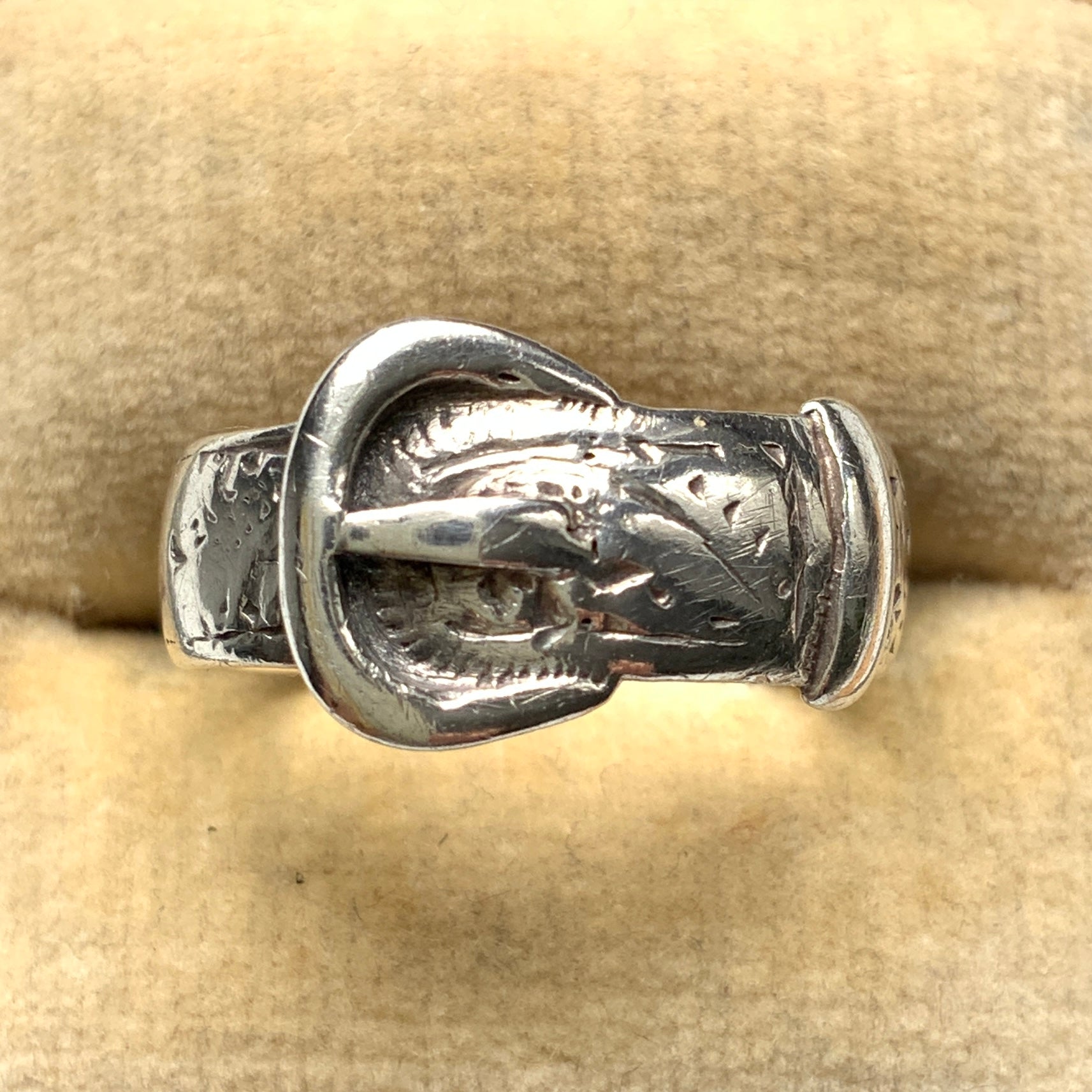 Silver belt & buckle motif ring. The engraved details resemble botanical motifs. シルバーのベルト＆バックルモチーフのリング。 植物モチーフのような彫り模様も見られます。 