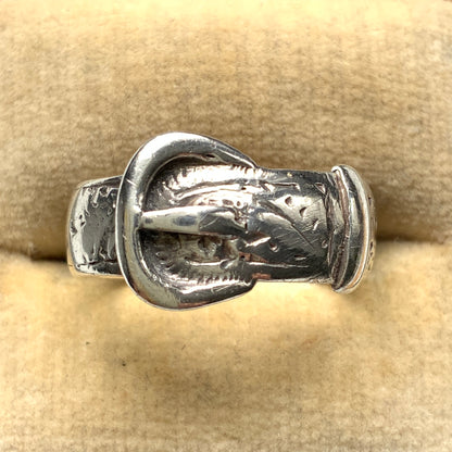 Silver belt & buckle motif ring. The engraved details resemble botanical motifs. シルバーのベルト＆バックルモチーフのリング。 植物モチーフのような彫り模様も見られます。 