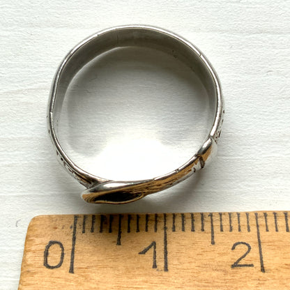 Silver belt & buckle motif ring. The engraved details resemble botanical motifs. シルバーのベルト＆バックルモチーフのリング。 植物モチーフのような彫り模様も見られます。 