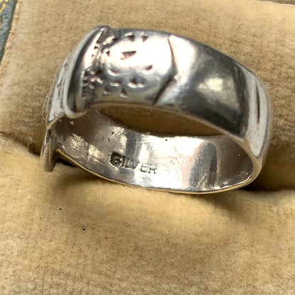 Silver belt & buckle motif ring. The engraved details resemble botanical motifs. シルバーのベルト＆バックルモチーフのリング。 植物モチーフのような彫り模様も見られます。 
