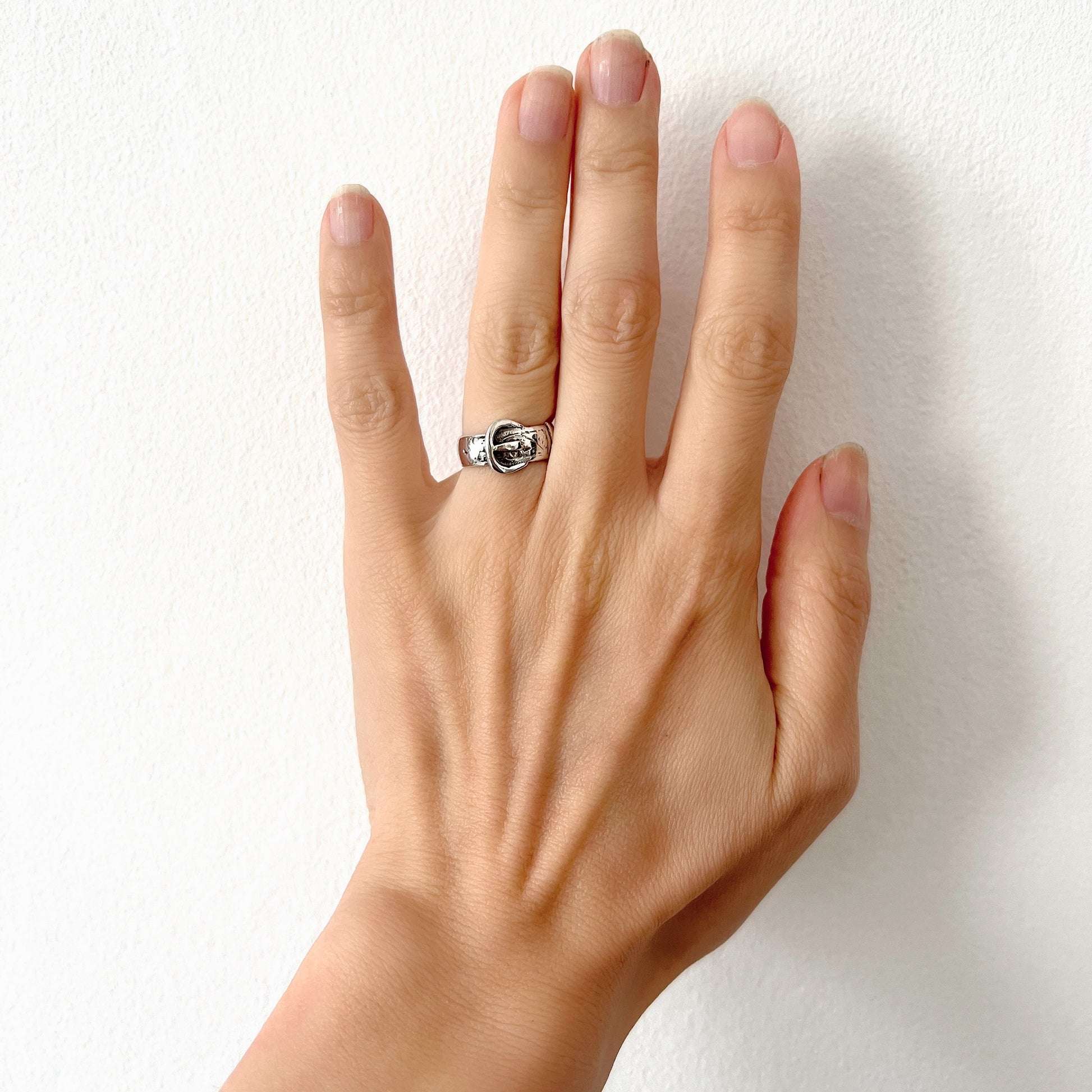 Silver belt & buckle motif ring. The engraved details resemble botanical motifs. シルバーのベルト＆バックルモチーフのリング。 植物モチーフのような彫り模様も見られます。 
