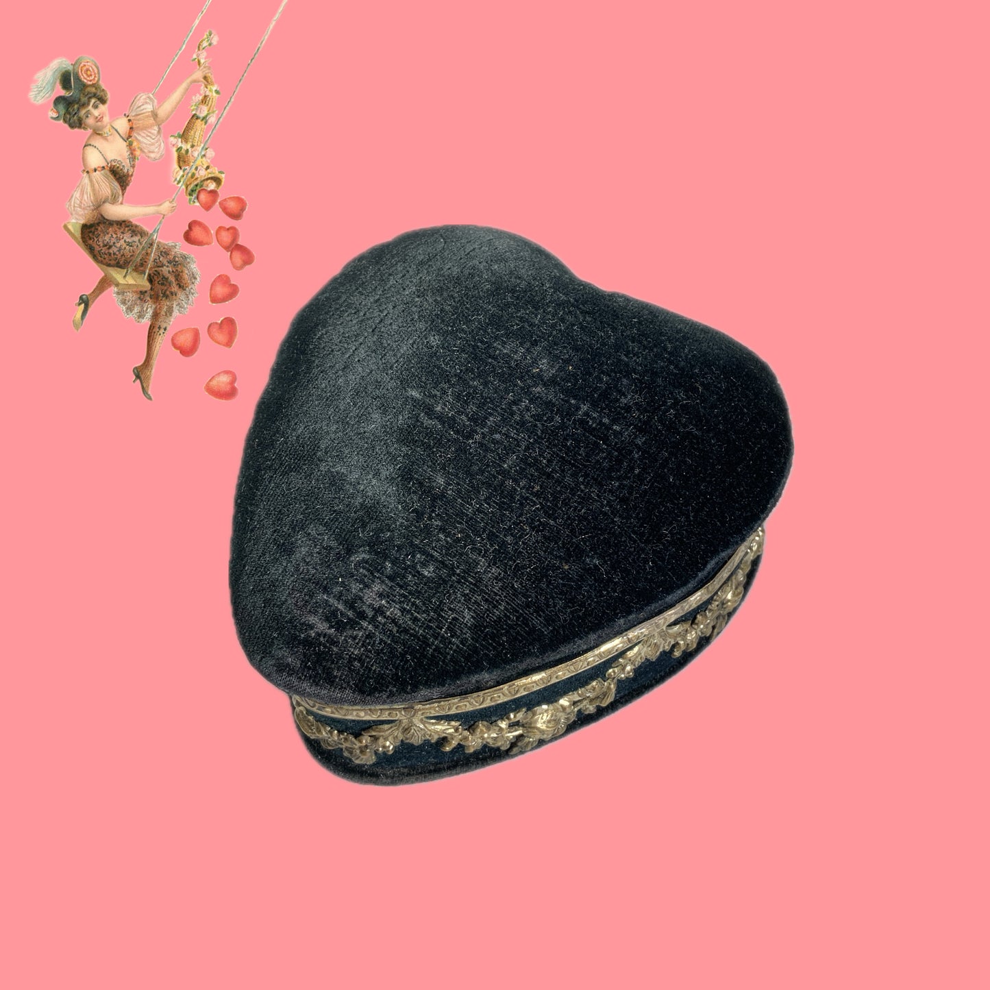 A heart-shaped trinket box featuring delicate silver-tone decoration set against black velvet.  ブラックのベルベットに、繊細なシルバートーンの装飾が映えるハート型の小箱。