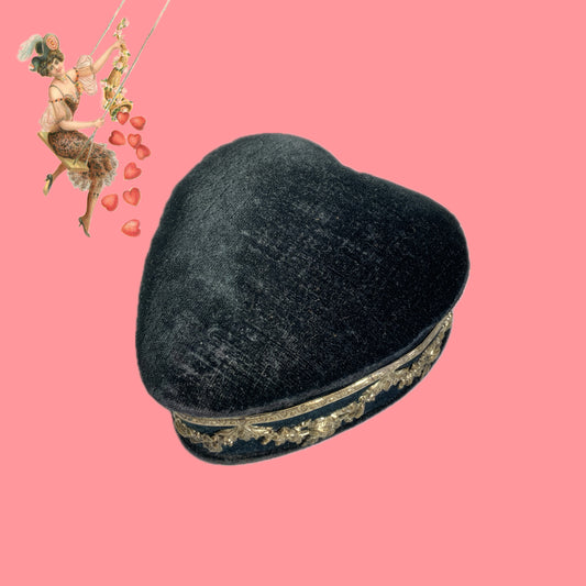 A heart-shaped trinket box featuring delicate silver-tone decoration set against black velvet.  ブラックのベルベットに、繊細なシルバートーンの装飾が映えるハート型の小箱。