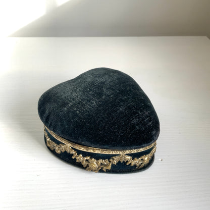 A heart-shaped trinket box featuring delicate silver-tone decoration set against black velvet.  ブラックのベルベットに、繊細なシルバートーンの装飾が映えるハート型の小箱。