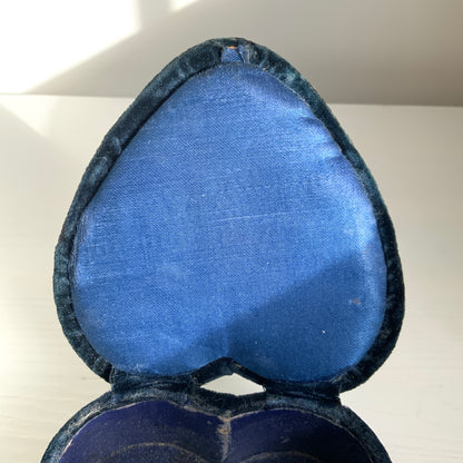 A heart-shaped trinket box featuring delicate silver-tone decoration set against black velvet.  ブラックのベルベットに、繊細なシルバートーンの装飾が映えるハート型の小箱。