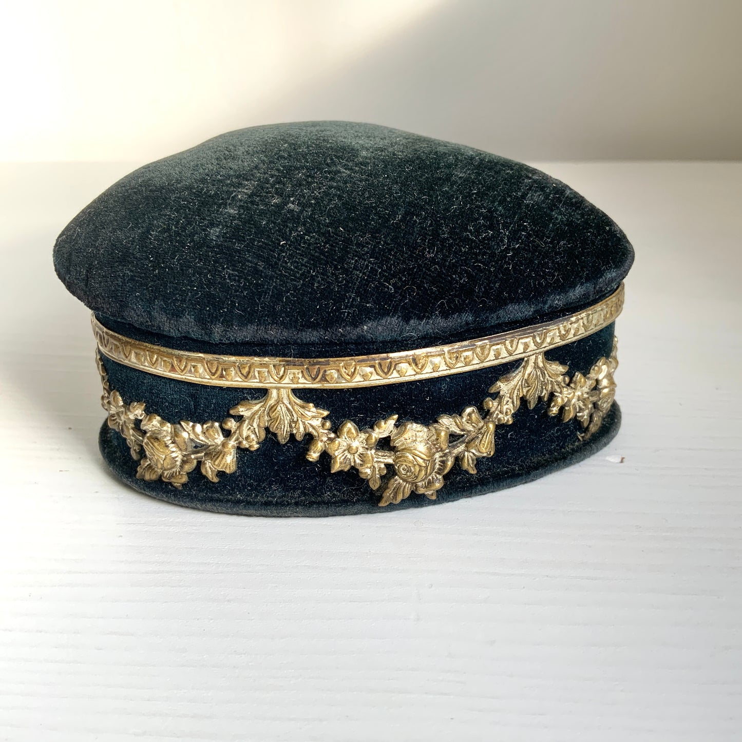 A heart-shaped trinket box featuring delicate silver-tone decoration set against black velvet.  ブラックのベルベットに、繊細なシルバートーンの装飾が映えるハート型の小箱。