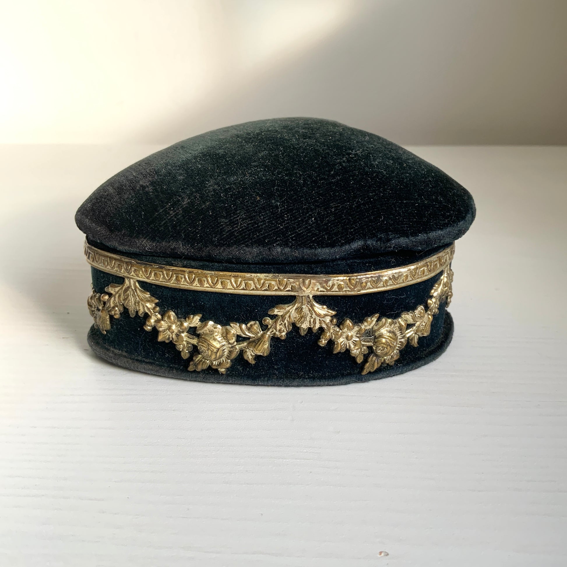 A heart-shaped trinket box featuring delicate silver-tone decoration set against black velvet.  ブラックのベルベットに、繊細なシルバートーンの装飾が映えるハート型の小箱。