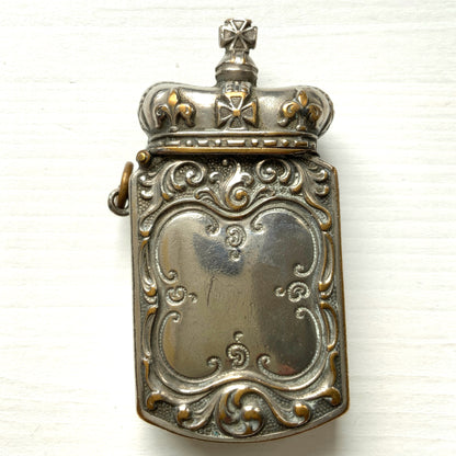 This silver-plated metal vesta (match) case features a crown-shaped lid. 蓋部分がクラウン型になっている、銀メッキメタルのヴェスタ（マッチ）ケース。