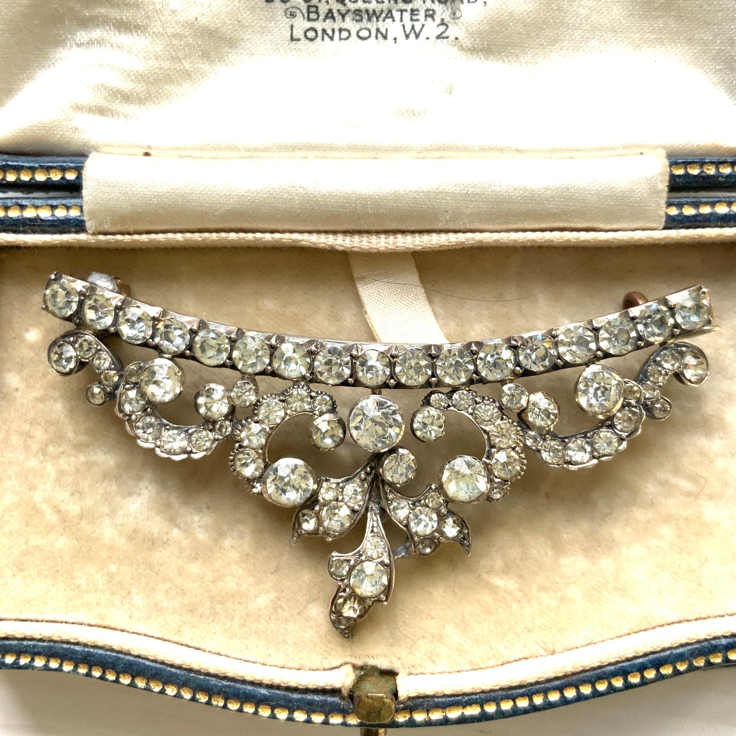 A vintage rhinestone brooch with flowing leaf-like motifs and a gentle curved silhouette.  ラインストーンが連なり、葉っぱのようなモチーフがしなやかに広がるヴィンテージブローチ。 