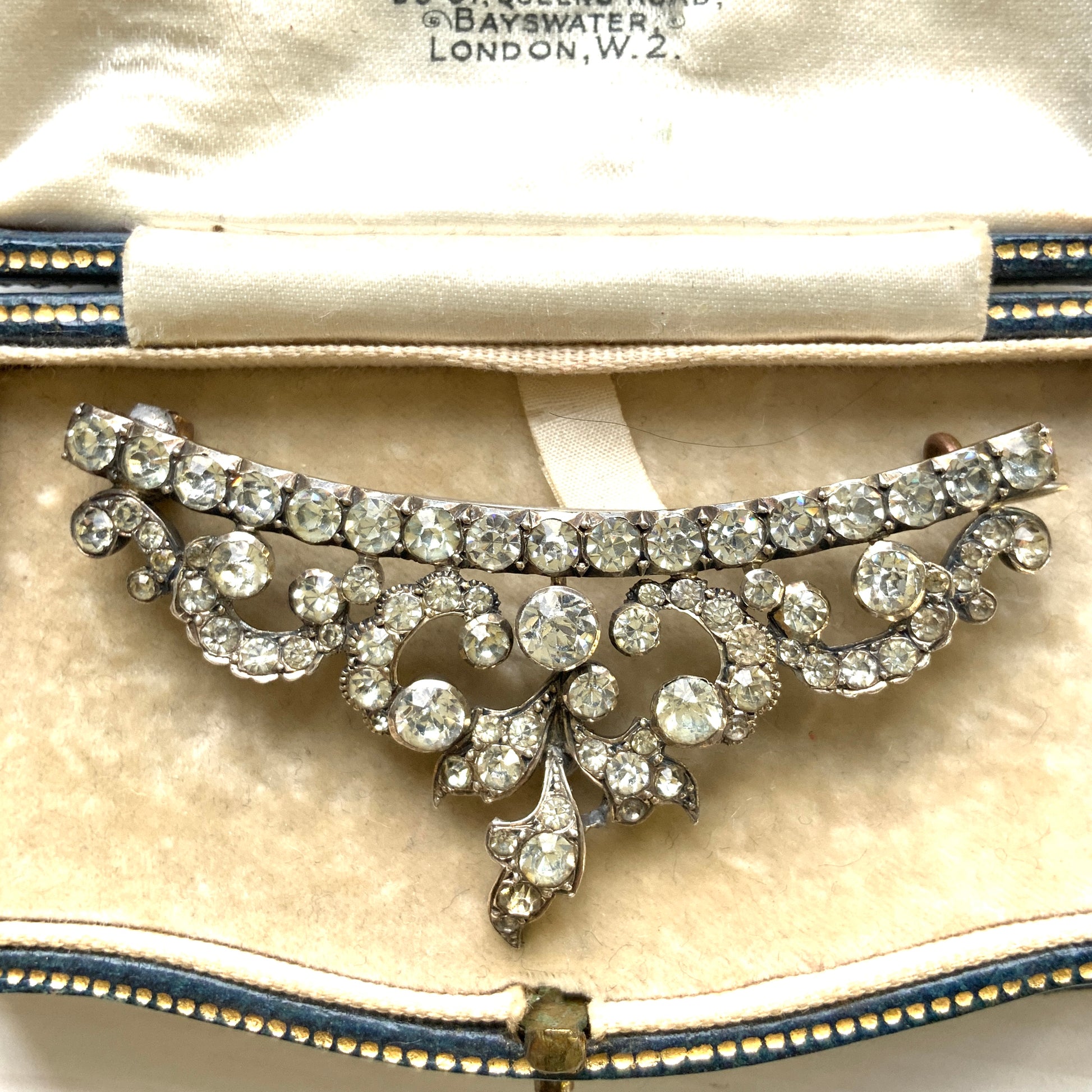 A vintage rhinestone brooch with flowing leaf-like motifs and a gentle curved silhouette.  ラインストーンが連なり、葉っぱのようなモチーフがしなやかに広がるヴィンテージブローチ。 