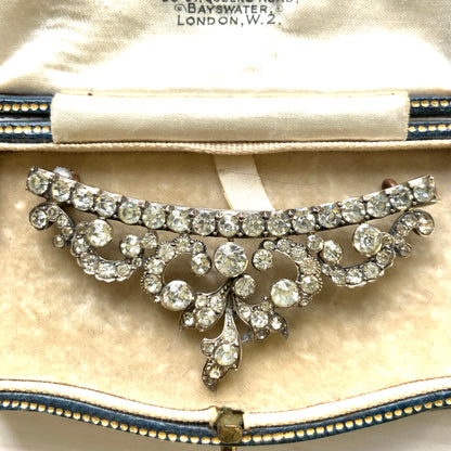 A vintage rhinestone brooch with flowing leaf-like motifs and a gentle curved silhouette.  ラインストーンが連なり、葉っぱのようなモチーフがしなやかに広がるヴィンテージブローチ。 