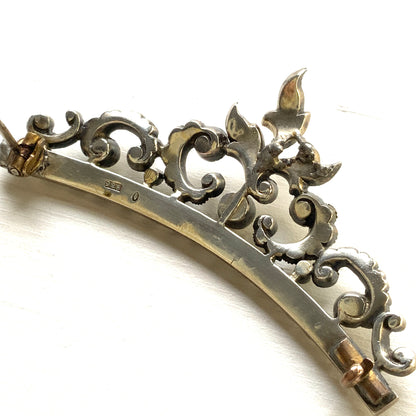 A vintage rhinestone brooch with flowing leaf-like motifs and a gentle curved silhouette.  ラインストーンが連なり、葉っぱのようなモチーフがしなやかに広がるヴィンテージブローチ。 
