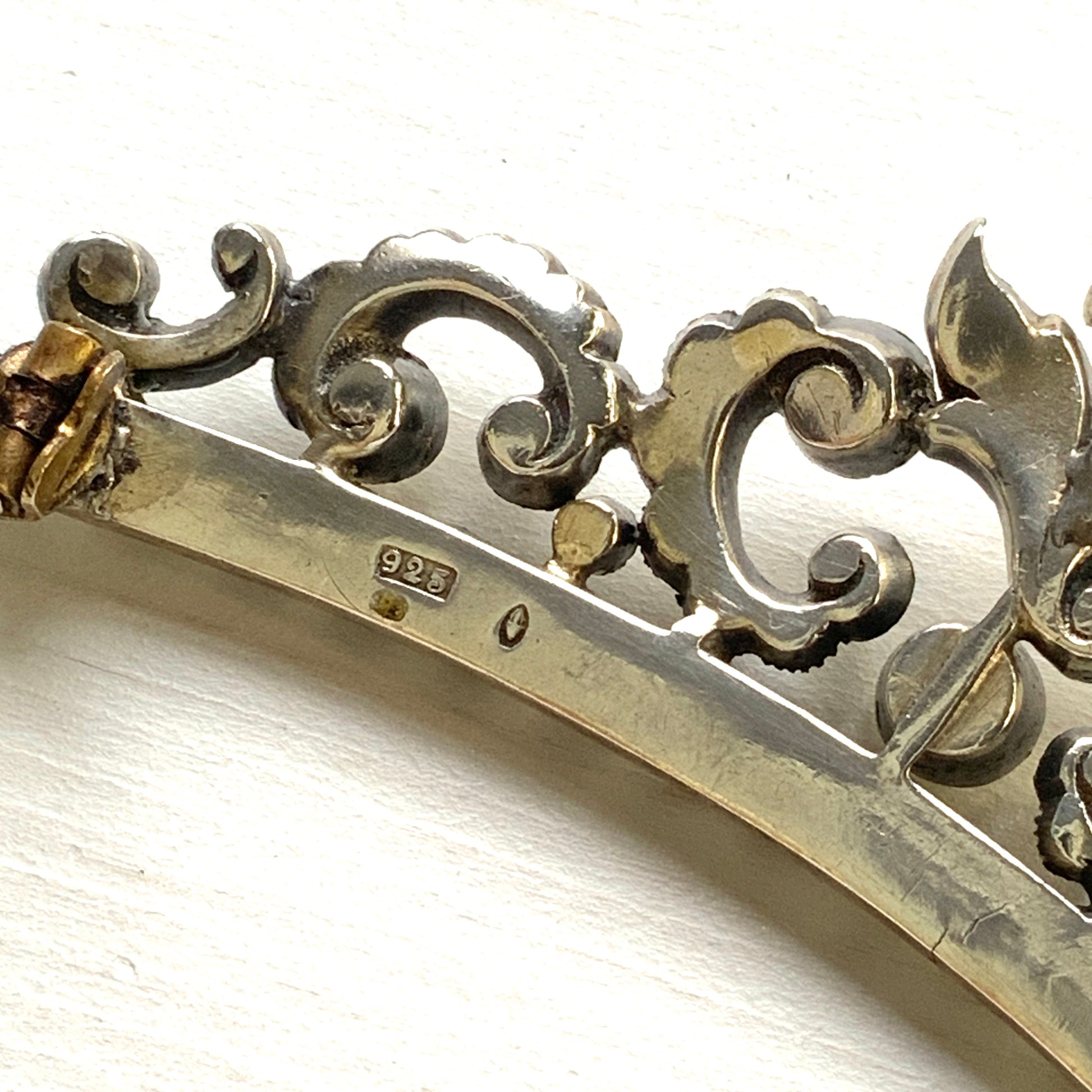 A vintage rhinestone brooch with flowing leaf-like motifs and a gentle curved silhouette.  ラインストーンが連なり、葉っぱのようなモチーフがしなやかに広がるヴィンテージブローチ。 