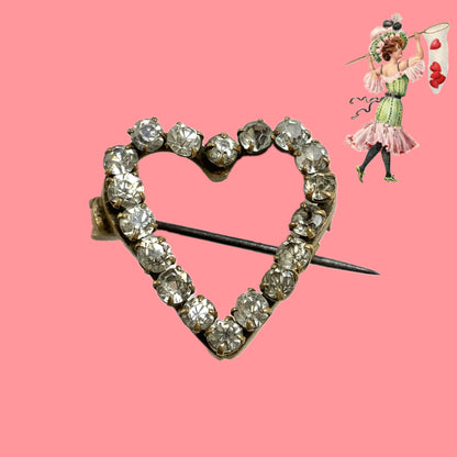 A mini open-heart brooch set with clear rhinestones. クリアラインストーンを連ねた、オープンハートのミニブローチ。