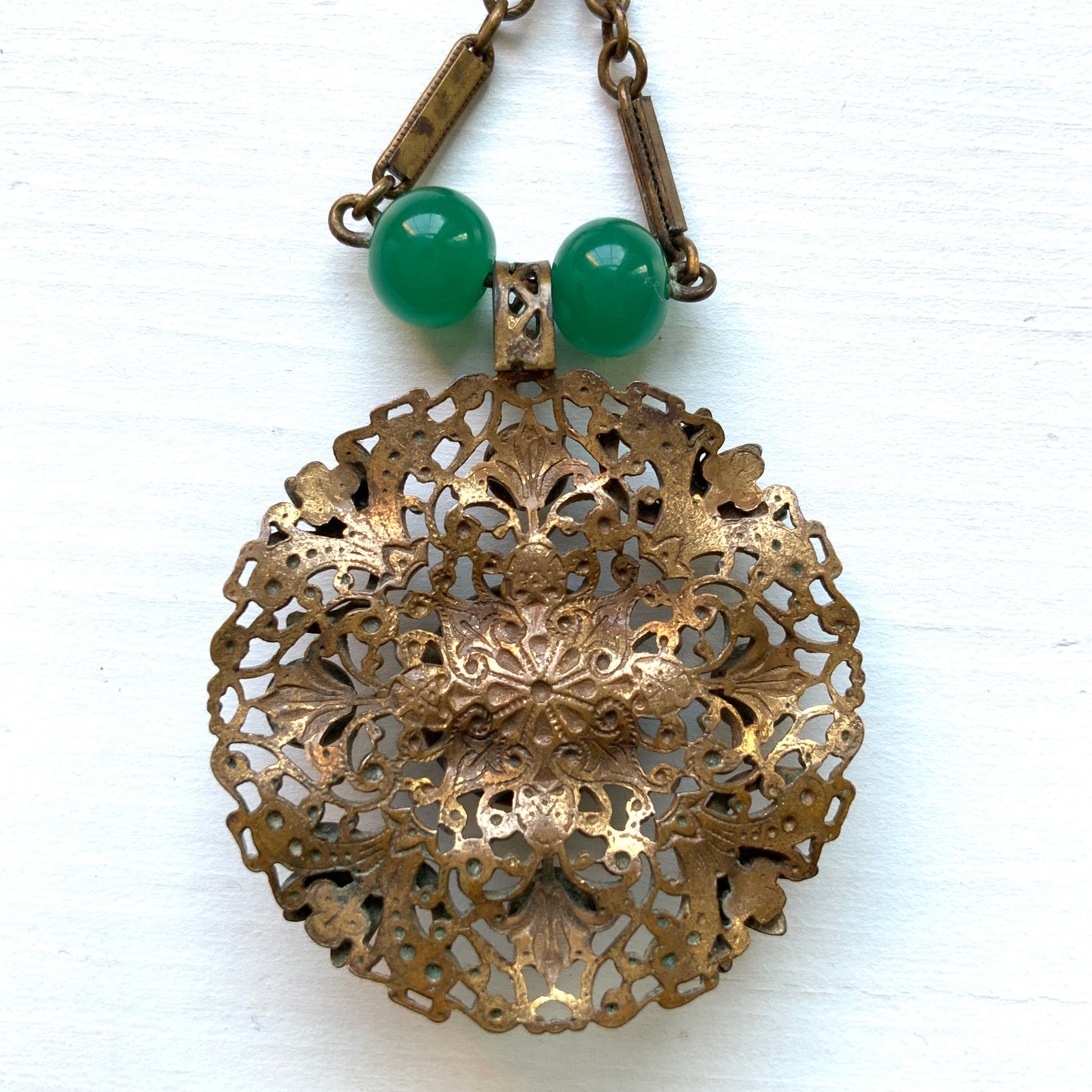 VINTAGE ART DECO Round Gold/Brass Tone Filigree + Jade Green Glass Necklace