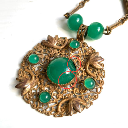 VINTAGE ART DECO Round Gold/Brass Tone Filigree + Jade Green Glass Necklace