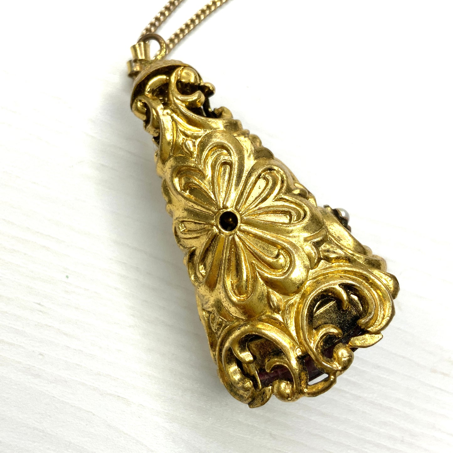 VINTAGE 1950's Gold Tone Decorative Corn & Amethyst Art Glass Fob Style Pendant Necklace