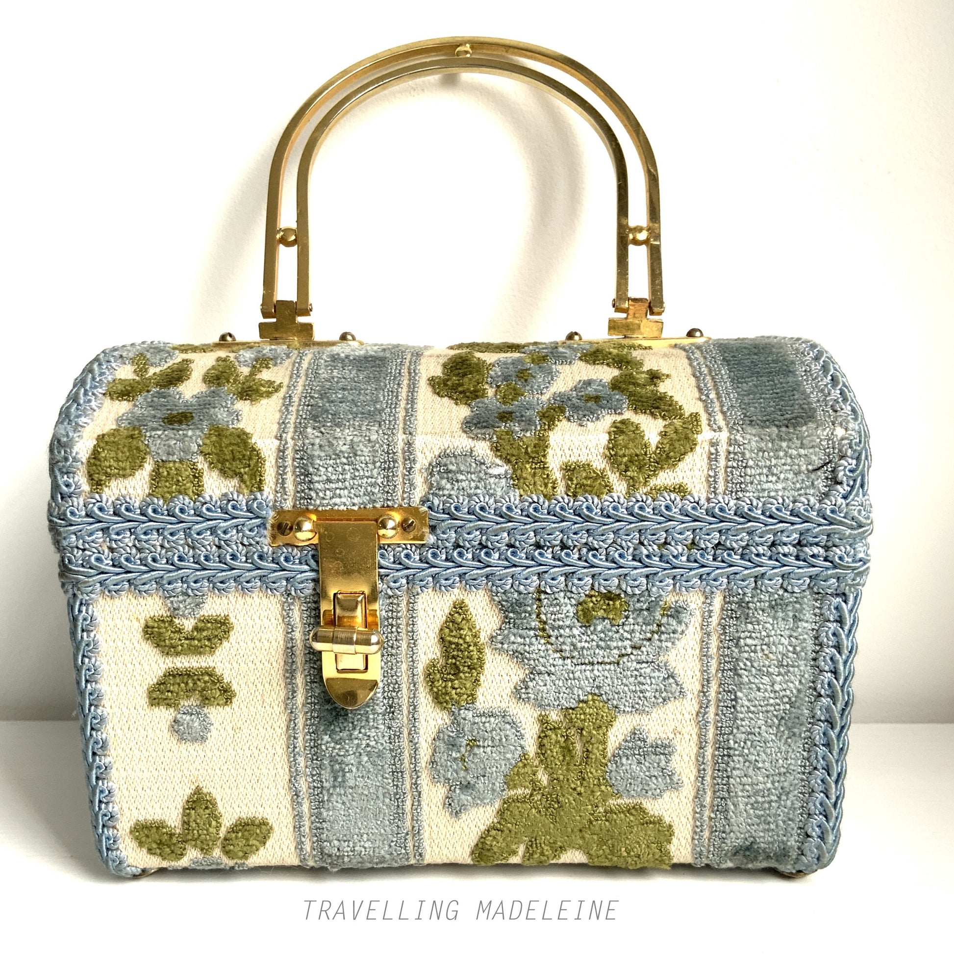  A charming box bag adorned with blue chenille fabric featuring lovely little flowers. ブルーのかわいらしいお花のシェニール生地が貼られたボックスバッグ。