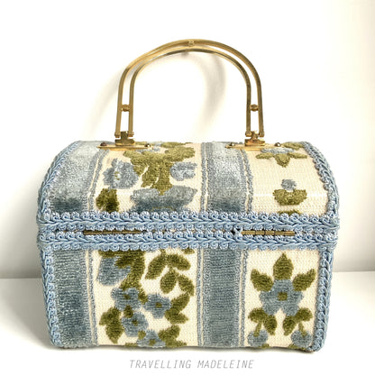  A charming box bag adorned with blue chenille fabric featuring lovely little flowers. ブルーのかわいらしいお花のシェニール生地が貼られたボックスバッグ。