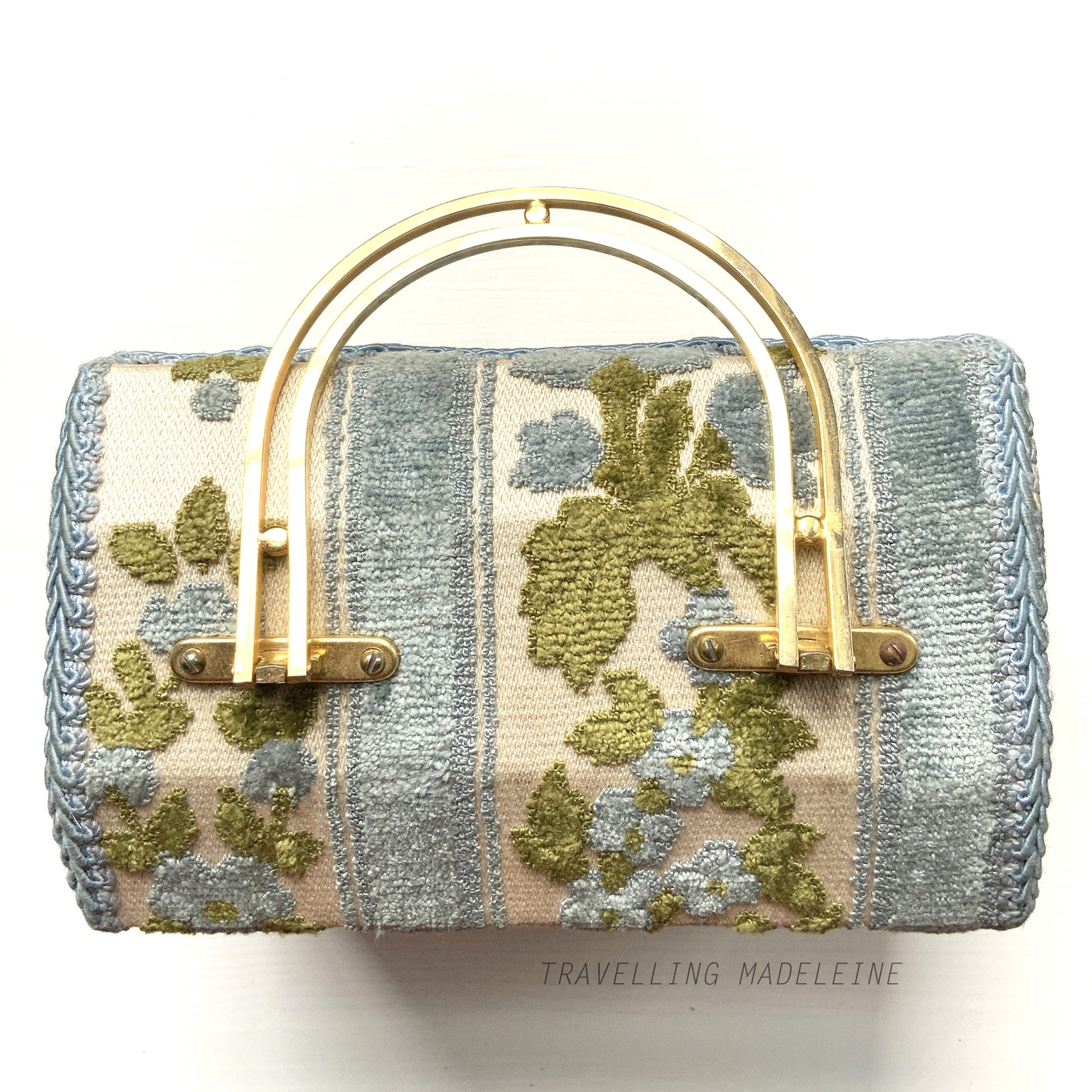  A charming box bag adorned with blue chenille fabric featuring lovely little flowers. ブルーのかわいらしいお花のシェニール生地が貼られたボックスバッグ。