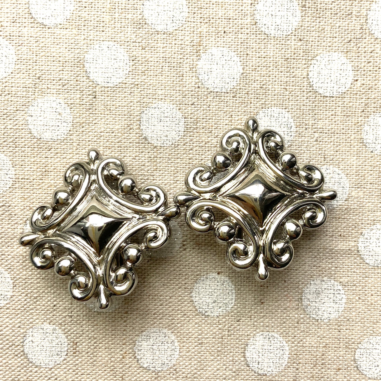 VINTAGE 1980's Silver Tone Decorative Starburst Clip Earrings