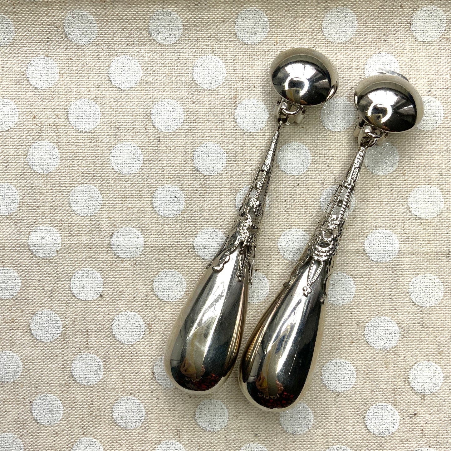 VINTAGE 1970−80's Silver Tone Big Raindrop Drop Clip Earrings