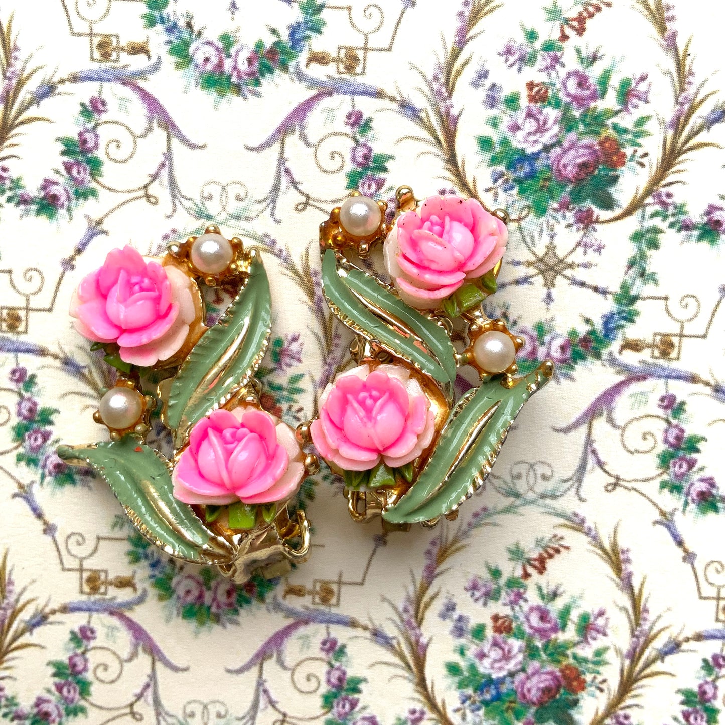 VINTAGE Pink Plastic Rose & Pearl Clip Earrings