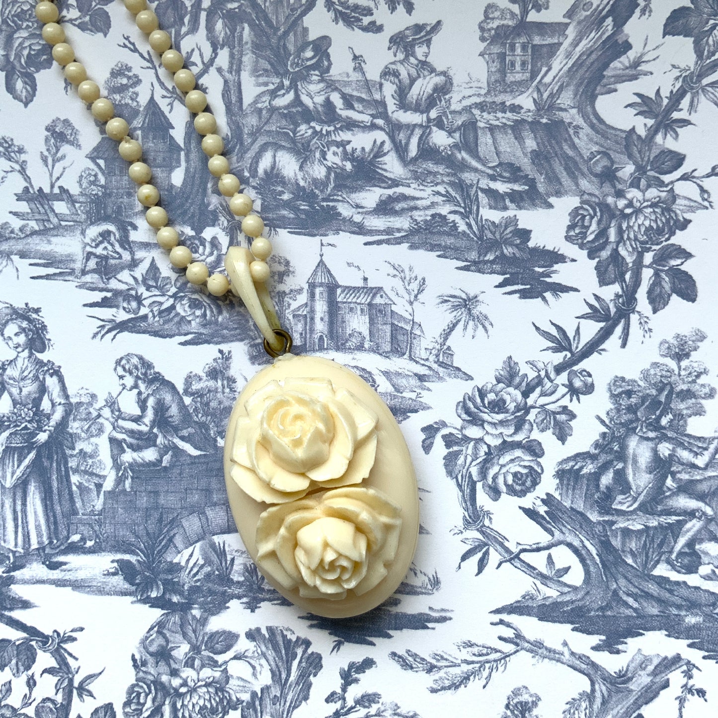 VINTAGE 1950's White/Ivory Plastic Rose Necklace