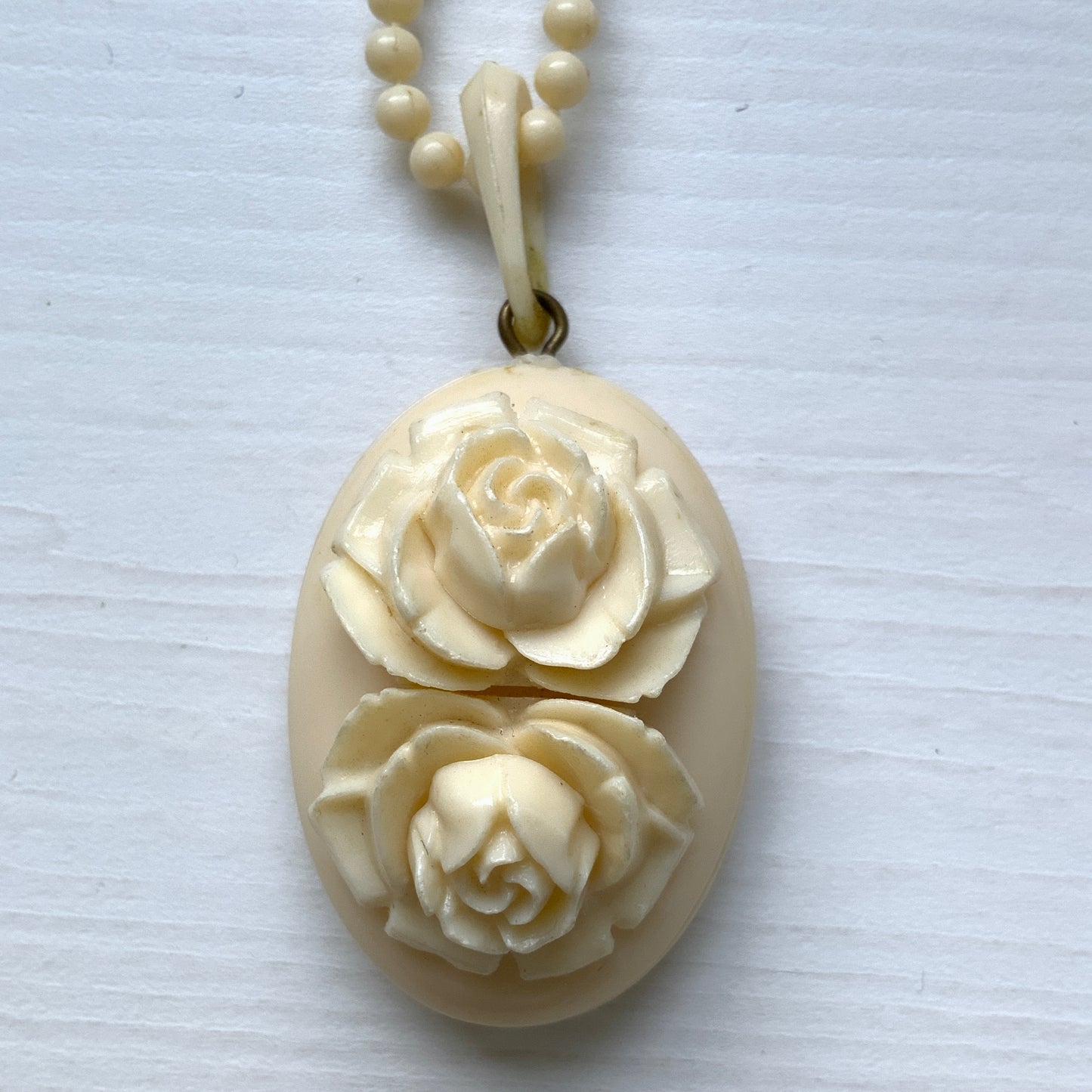 VINTAGE 1950's White/Ivory Plastic Rose Necklace