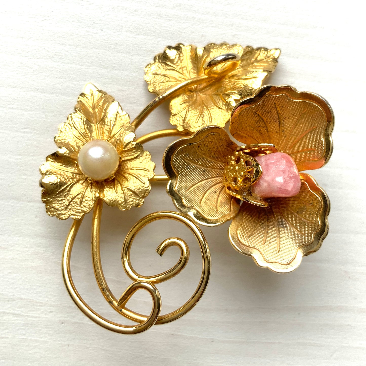 VINTAGE Gold Tone Leaf x Pink Stone & Pearl Brooch