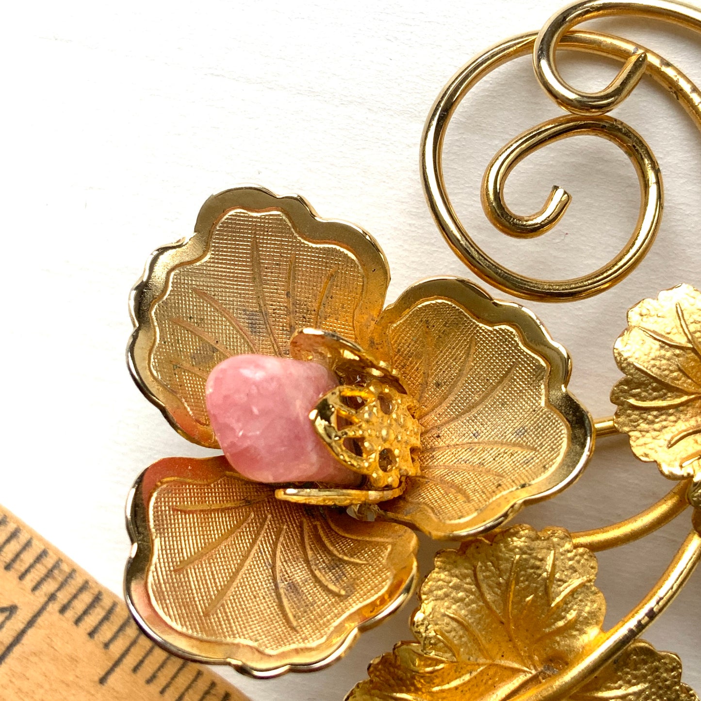 VINTAGE Gold Tone Leaf x Pink Stone & Pearl Brooch