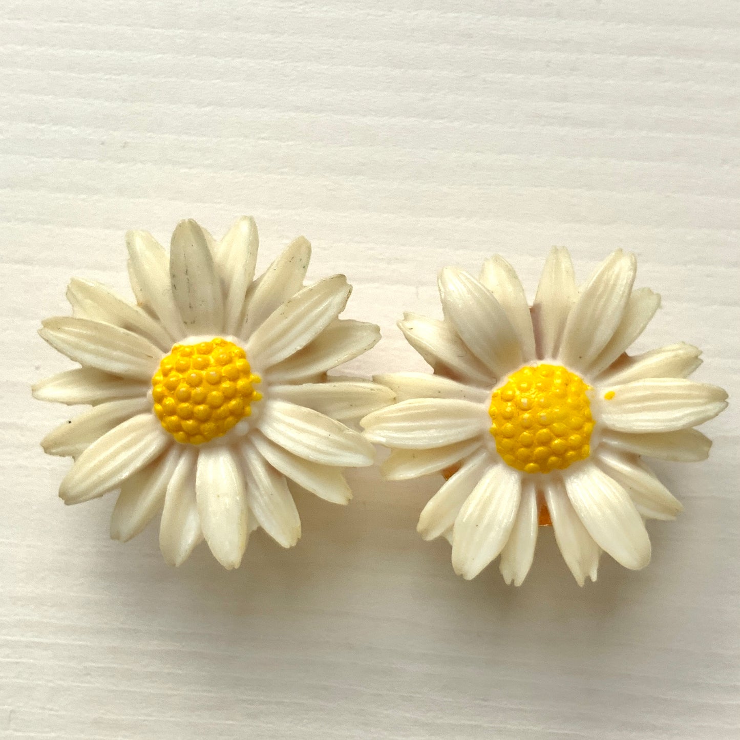 VINTAGE SARAH COVENTRY 1960's Plastic Daisy Clip Earrings