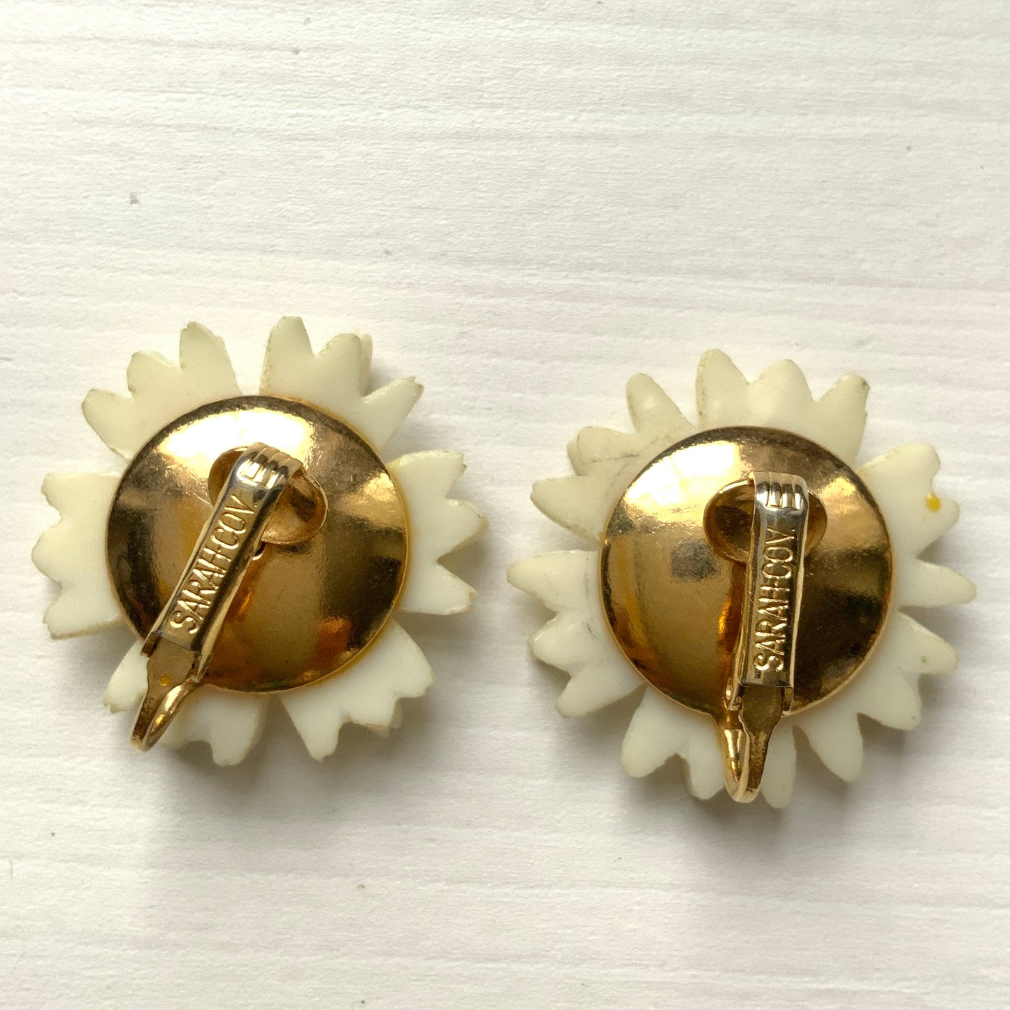 VINTAGE SARAH COVENTRY 1960's Plastic Daisy Clip Earrings