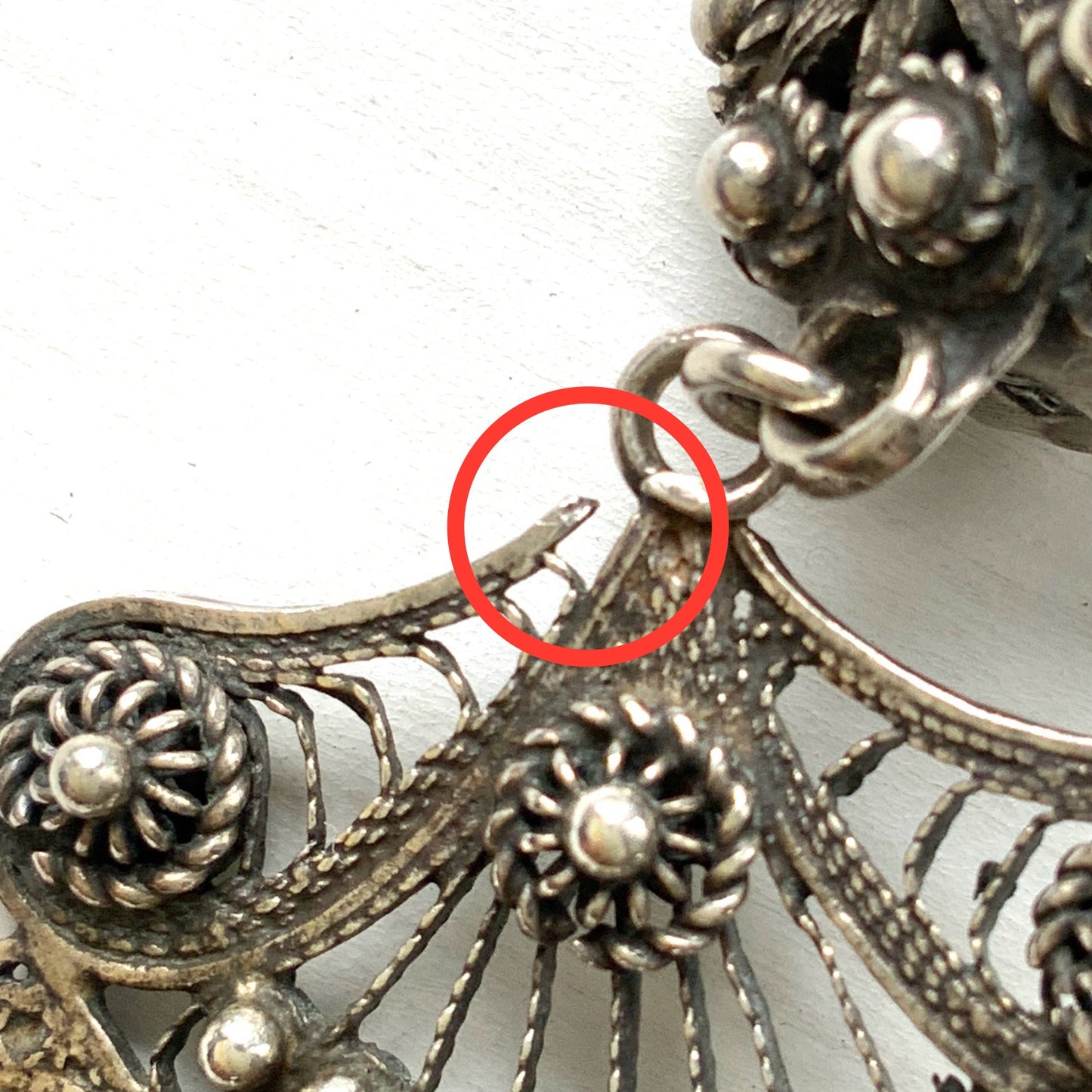 Silver filigree chandelier clip-on earrings with floral motifs and delicate openwork details.  シルバーのフィリグリー細工が施されたシャンデリア型クリップイヤリング。 