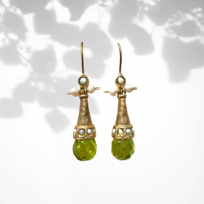 Earrings featuring a tapered gold-tone setting with vivid lime green glass. 円錐状のゴールドトーンに、鮮やかなライムグリーングラスが輝くピアス。 