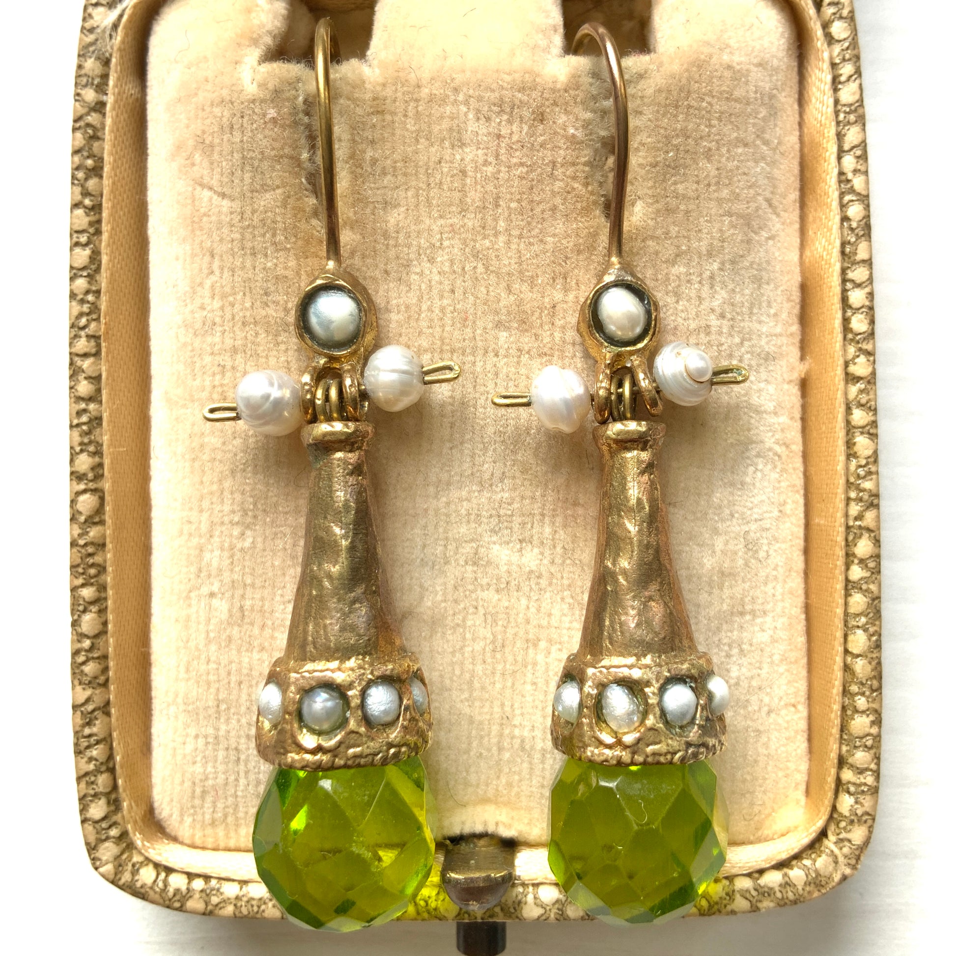 Earrings featuring a tapered gold-tone setting with vivid lime green glass. 円錐状のゴールドトーンに、鮮やかなライムグリーングラスが輝くピアス。 