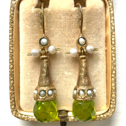 Earrings featuring a tapered gold-tone setting with vivid lime green glass. 円錐状のゴールドトーンに、鮮やかなライムグリーングラスが輝くピアス。 