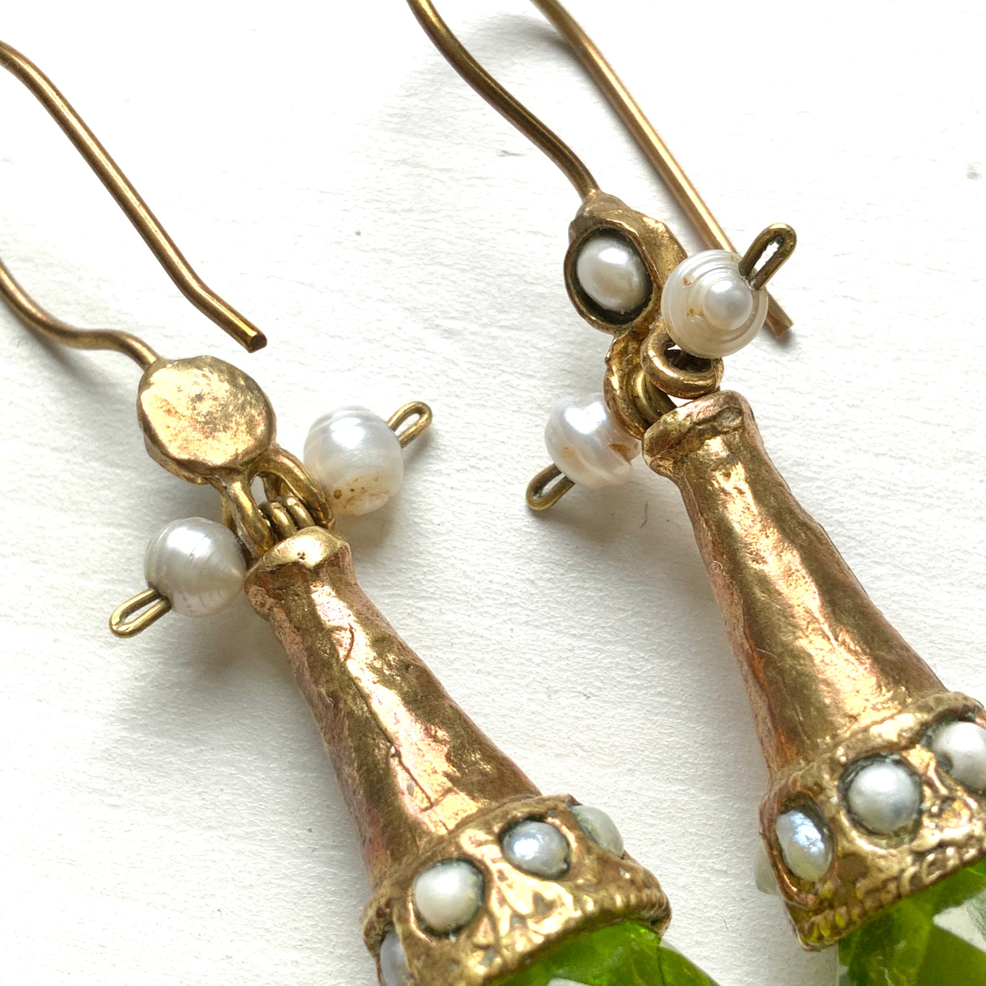 Earrings featuring a tapered gold-tone setting with vivid lime green glass. 円錐状のゴールドトーンに、鮮やかなライムグリーングラスが輝くピアス。 