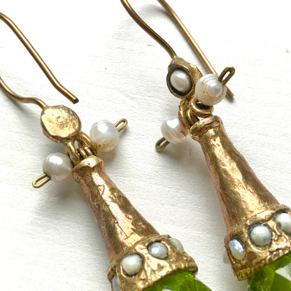 Earrings featuring a tapered gold-tone setting with vivid lime green glass. 円錐状のゴールドトーンに、鮮やかなライムグリーングラスが輝くピアス。 