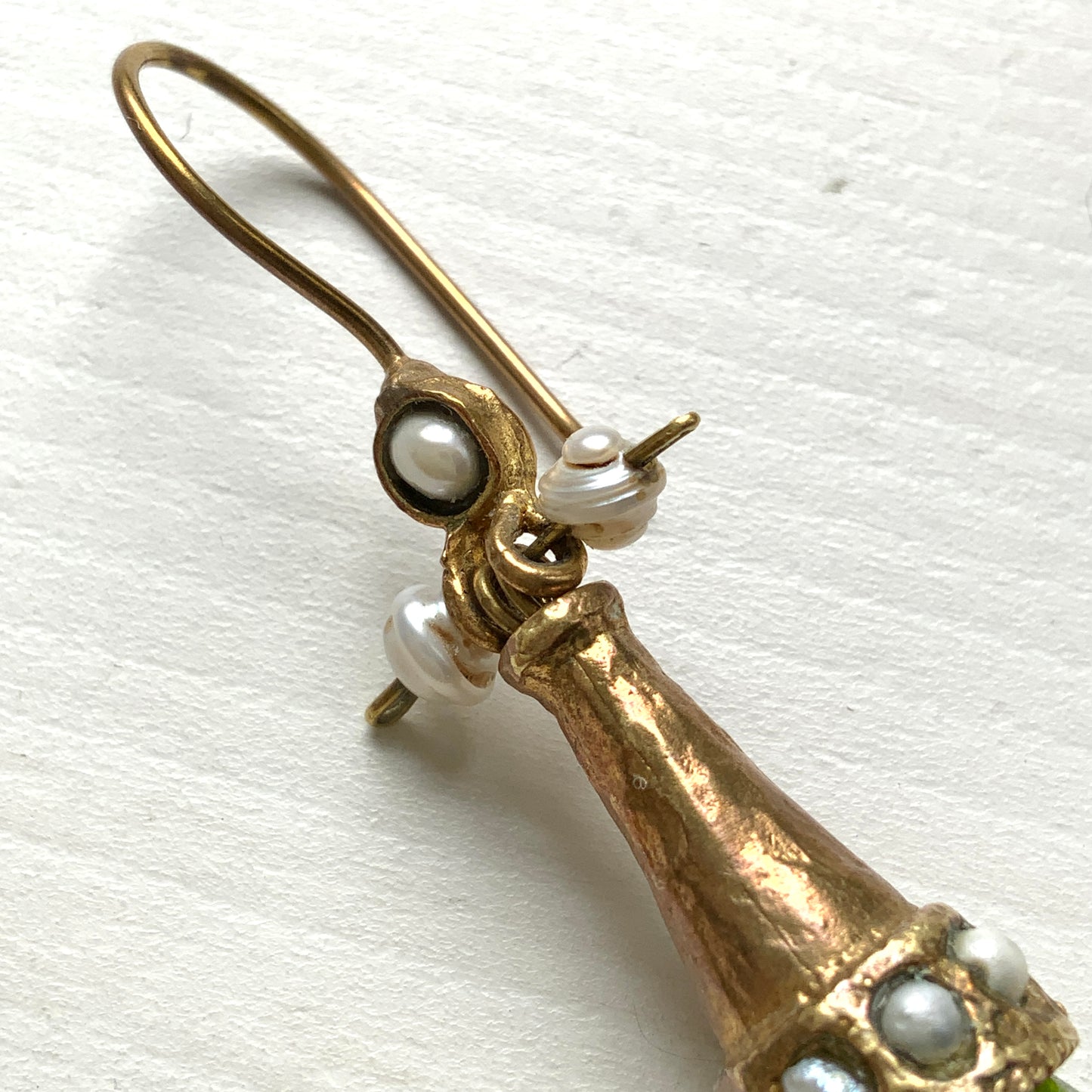 Earrings featuring a tapered gold-tone setting with vivid lime green glass. 円錐状のゴールドトーンに、鮮やかなライムグリーングラスが輝くピアス。 