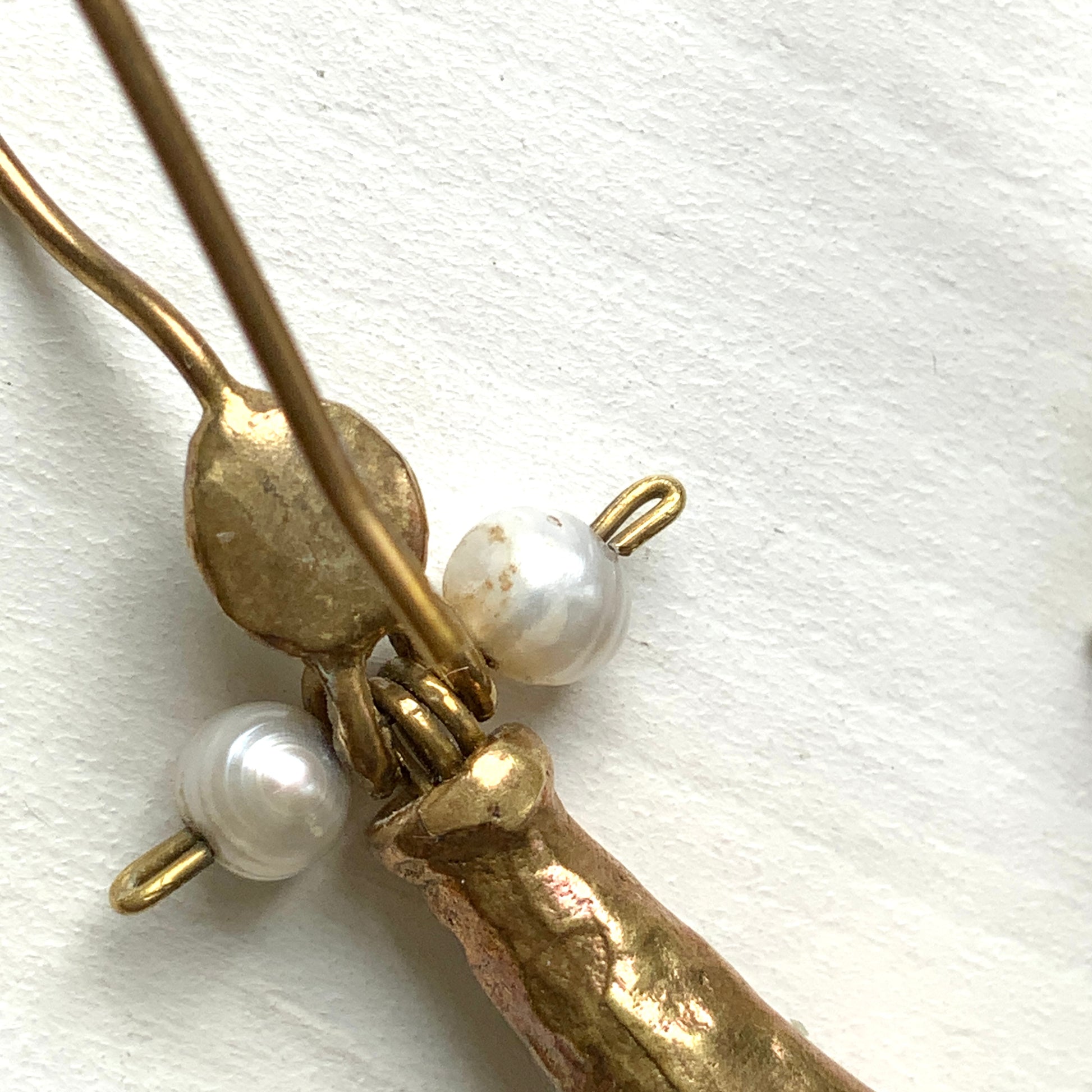 Earrings featuring a tapered gold-tone setting with vivid lime green glass. 円錐状のゴールドトーンに、鮮やかなライムグリーングラスが輝くピアス。 